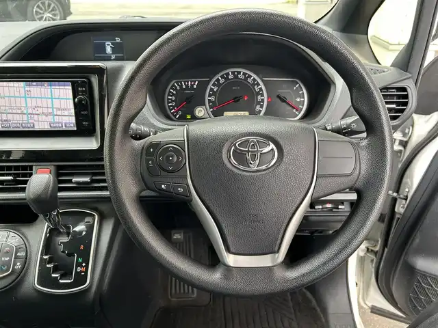 トヨタ ヴォクシー X 道央・札幌 2016(平28)年 8.5万km ホワイトパールクリスタルシャイン ４WD /バックカメラ/ドライブレコーダー（前後）/純正ナビ(TV/BT/FM/AM/CD/DVD)/ステアリングスイッチ/純正フロアマット/純正ドアバイザー/電格ミラー/オートライト/ETC/プリクラッシュセーフティ/オートハイビーム/横滑り防止/ワイパーデアイサー