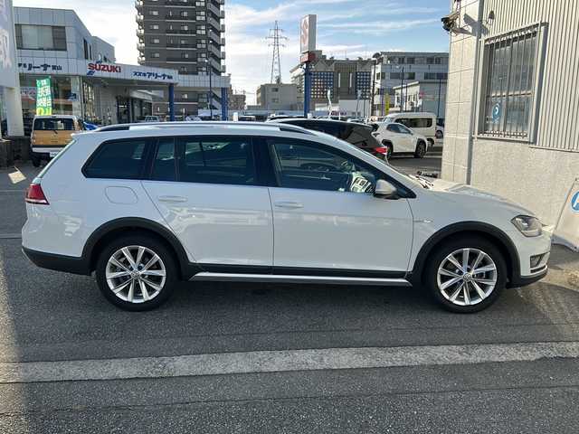 フォルクスワーゲン ゴルフ オールトラック 富山県 2015(平27)年 7.6万km 白 ４WD/ルーフレール/スマートキー×２/メーカーオプションメモリーナビ/DVD/BT/バックカメラ/ビルトインETC/衝突安全ブレーキ/プッシュスタート/パドルシフト/レーダークルコン/革巻きステアリング/ステアリングスイッチ/電動Pブレーキ/純正１７インチAW/アイドリングストップ/横滑り防止装置/純正フロアマット/電格ウィンカーミラー/HIDヘッドライト/フォグ/バックフォグ/ドアミラーヒーター/保証書・取説・ナビ取説