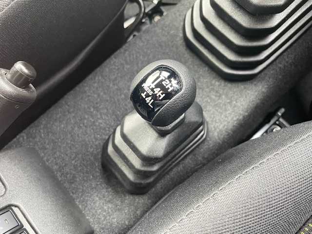 スズキ ジムニー XL 三重県 2023(令5)年 0.4万km ブルーイッシュブラックパール3 セーフティサポート/・デュアルセンサーブレーキサポート/・車線逸脱警報機能/・ふらつき警報機能/・先行車発進お知らせ機能/・標識認識機能/・ハイビームアシスト/1オーナー/4WD/ターボ/アイドリングストップ/社外ナビゲーション/【CD/DVD】/バックカメラ/D/N席シートヒーター/オートライト/背面タイヤ/プッシュスタート/スマートキー/スペアキー/純正フロアマット