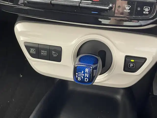 トヨタ プリウス Sセーフティプラス 滋賀県 2016(平28)年 13.5万km スティールブロンドM 純正ナビ/CD/DVD/Bluetooth/フルセグテレビ/バックカメラ/ビルトインETC/セーフティセンスP/・プリクラッシュセーフティ/・レーンディパーチャーアラート/・オートマチックハイビーム/・レーダークルーズコントロール/クリアランスソナー/ヘッドアップディスプレイ/LEDヘッドライト/フォグランプ/オートライト/プッシュスタート /スマートキー/スペアキー/純正フロアマット