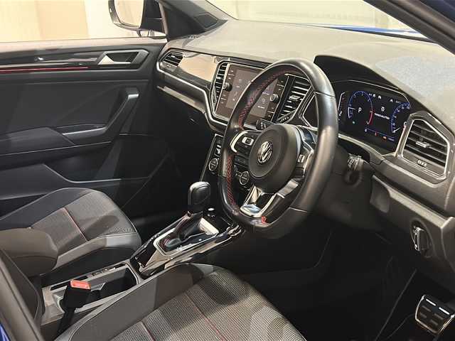 フォルクスワーゲン Ｔ－ロック TDI スポーツ 新潟県 2020(令2)年 1.4万km ラベンナブルーメタリック VWオールインセーフティ/・アダプティブクルーズコントロール/・レーンキープアシスト/・ハイビームアシスト/・パークディスタンスコントロール/・プリクラッシュブレーキシステム/・ブラインドスポットディテクション/・リヤトラフィックアラート/・プロアクティブ・オーキュパント・プロテクション/純正インフォテイメントシステム（ナビ/TV/DVD/BT)/リヤビューカメラ/デジタルメータークラスター/ポストコリジョンブレーキシステム/純正18インチAW/純正フロアマット/LEDヘッドライト＆フォグランプ/オートホールド/インテリアアンビエントライト/2.0ETC