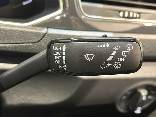 フォルクスワーゲン Ｔ－ロック TDI スポーツ 新潟県 2020(令2)年 1.4万km ラベンナブルーメタリック VWオールインセーフティ/・アダプティブクルーズコントロール/・レーンキープアシスト/・ハイビームアシスト/・パークディスタンスコントロール/・プリクラッシュブレーキシステム/・ブラインドスポットディテクション/・リヤトラフィックアラート/・プロアクティブ・オーキュパント・プロテクション/純正インフォテイメントシステム（ナビ/TV/DVD/BT)/リヤビューカメラ/デジタルメータークラスター/ポストコリジョンブレーキシステム/純正18インチAW/純正フロアマット/LEDヘッドライト＆フォグランプ/オートホールド/インテリアアンビエントライト/2.0ETC