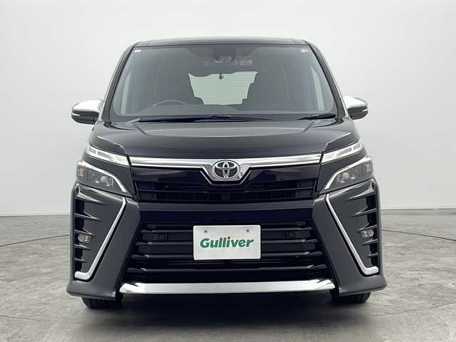 トヨタ ヴォクシー ZS 煌Ⅱ 三重県 2020(令2)年 4.5万km ブラック 禁煙車/純正10型ナビ（NSZN-Z68T）/AM/FM/CD/DVD/BT/フルセグTV/バックカメラ/純正フリップダウンモニター /両側パワースライドドア/トヨタセーフティーセンス/プリクラッシュセーフティ/クルーズコントロール/クリアランスソナー /オートライト/オートハイビーム/LEDヘッドライト/前後ドライブレコーダー/電動格納ウインカーミラー