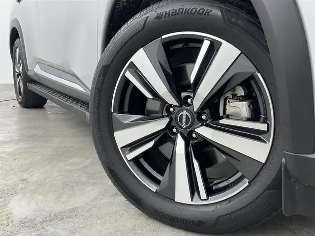 日産 エクストレイル G e－4ORCE 大阪府 2022(令4)年 3.4万km ブリリアントシルバー ワンオーナー/プロパイロット　/・LDW/・BSW/・BSI/・FCM/・踏み間違い防止/・駐車支援/・ハンドル支援/・オートクルーズコントロール/・ふらつき警報/アラウンドビューモニター　/純正ナビゲーション/【AM/FM/applecarplay/Bluetooth/フルセグ】/レザーシート　/ＥＴＣ　/エマージェンシーブレーキ　/ステアリングヒーター　/シートヒーター　/パワーシート　/電動リアゲート　/デジタルインナーミラー/ドライブレコーダー/ルーフレール　/プッシュスタート/スマートキー/LEDライト/オートライト/フォグライト/オートマッチクハイビーム/ステアリングスイッチ/革巻きステアリング/チルトステアリング/ドアバイザー/電動格納ウィンカーミラー