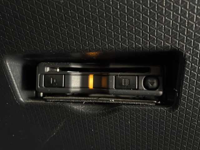 ダイハツ タント ファンクロス 宮崎県 2023(令5)年 2.6万km ブラックマイカメタリック 禁煙車/衝突被害軽減ブレーキ/純正9型ディスプレイオーディオ/（AppleCarPlay/Bluetooth/FMAM/フルセグTV/ナビ）/純正バックカメラ/純正ドライブレコーダー/純正LEDオートライト/純正LEDフォグ/純正14インチアルミ/純正フロアマット/両側電動スライドドア/クリアランスソナー/電子パーキング/オートホールド/ルーフレール/オート電動格納ミラー/オートエアコン/スマートキー/プッシュエンジンスタート/新車時保証書/取扱い説明書