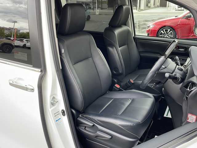 トヨタ エスクァイア Gi 山形県 2016(平28)年 6.2万km ホワイトパールクリスタルシャイン 禁煙車/Toyota Safety Sense C/・プリクラッシュセーフティ（PCS）/・レーンディパーチャーアラート（LDA）/・オートマチックハイビーム/・トラクションコントロールシステム（TCS）/クルーズコントロール/純正SDナビ/（フルセグ/AM/FM/SD/BT）/バックカメラ/両側パワースライド/アイドリングストップ/レザーシート/シートヒーター/LEDヘッドライト/フォグランプ/純正エンジンスターター/プッシュスタート/ナノイーエアコン/後席サンシェード