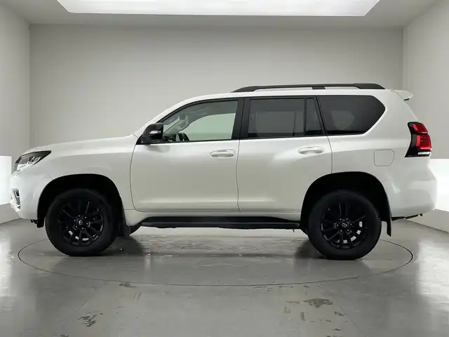 トヨタ ランドクルーザー プラド TX Lパッケージ マットブラED 愛知県 2023(令5)年 2万km ホワイトパールクリスタルシャイン 純正９型ＤＡナビ　ムーンルーフ　全方位カメラ　ベンチレーション　ＥＴＣ２．０　ドラレコ　シートヒーター　セーフティセンス　衝突軽減　追従クルコン　ＬＥＤオートライト　ＢＳＭ　ベージュ革　フォグランプ