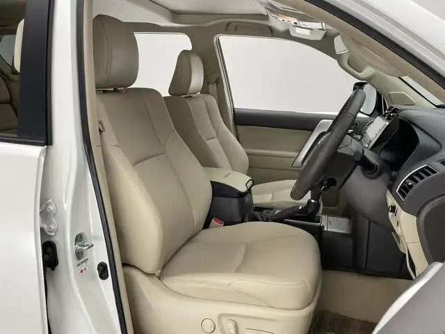 トヨタ ランドクルーザー プラド TX Lパッケージ マットブラED 愛知県 2023(令5)年 2万km ホワイトパールクリスタルシャイン 純正９型ＤＡナビ　ムーンルーフ　全方位カメラ　ベンチレーション　ＥＴＣ２．０　ドラレコ　シートヒーター　セーフティセンス　衝突軽減　追従クルコン　ＬＥＤオートライト　ＢＳＭ　ベージュ革　フォグランプ