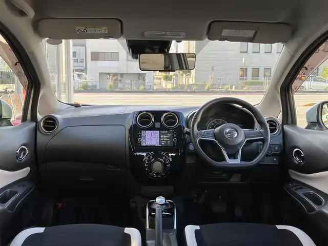 日産 ノート e－パワー X 三重県 2018(平30)年 2.4万km ブリリアントシルバー ♪ワンオーナー/♪走行23724km/♪車検 令和9年6月28日迄/エマージェンシーブレーキ/LDW(車線逸脱警報)/デジタルインナーミラー/インテリジェントキー/プッシュスタート/ドライブレコーダー/純正ナビ/・USB・AUX・CD・SD録音/・DVD再生/・Bluetoothオーディオ/バックカメラ/アラウンドビューモニター/LEDヘッドライト/オートライト/ウィンカーミラー/オートリトラクタブルミラー/プライバシーガラス/フロアマット/ドアバイザー/ステアリングスイッチ/ETC