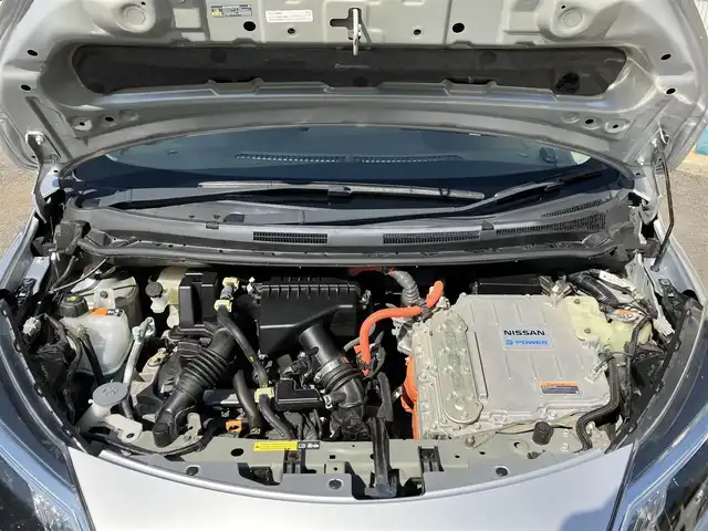 日産 ノート e－パワー X 三重県 2018(平30)年 2.4万km ブリリアントシルバー ♪ワンオーナー/♪走行23724km/♪車検 令和9年6月28日迄/エマージェンシーブレーキ/LDW(車線逸脱警報)/デジタルインナーミラー/インテリジェントキー/プッシュスタート/ドライブレコーダー/純正ナビ/・USB・AUX・CD・SD録音/・DVD再生/・Bluetoothオーディオ/バックカメラ/アラウンドビューモニター/LEDヘッドライト/オートライト/ウィンカーミラー/オートリトラクタブルミラー/プライバシーガラス/フロアマット/ドアバイザー/ステアリングスイッチ/ETC