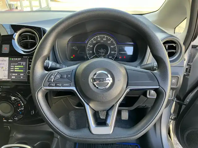 日産 ノート e－パワー X 三重県 2018(平30)年 2.4万km ブリリアントシルバー ♪ワンオーナー/♪走行23724km/♪車検 令和9年6月28日迄/エマージェンシーブレーキ/LDW(車線逸脱警報)/デジタルインナーミラー/インテリジェントキー/プッシュスタート/ドライブレコーダー/純正ナビ/・USB・AUX・CD・SD録音/・DVD再生/・Bluetoothオーディオ/バックカメラ/アラウンドビューモニター/LEDヘッドライト/オートライト/ウィンカーミラー/オートリトラクタブルミラー/プライバシーガラス/フロアマット/ドアバイザー/ステアリングスイッチ/ETC