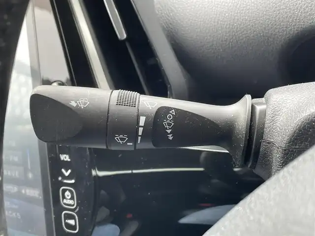 トヨタ プリウス ＰＨＶ A 千葉県 2017(平29)年 2.3万km エモーショナルレッド 純正11.6型縦型ナビ、フルセグTV/バックカメラ/トヨタセーフティセンス/純正LEDヘッドライト&LEDフォグ/純正15インチアルミホイール/ウィンカードアミラー/ステアリングヒーター/アダプティブクルーズコントロール/ブラインドスポットモニター/前席シートヒーター/オートライト/横滑り防止機能/ビルトインETC/充電器ケーブル付き/新車整備手帳/取扱説明書/スペアキー