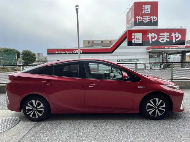 トヨタ プリウス ＰＨＶ A 千葉県 2017(平29)年 2.3万km エモーショナルレッド 純正11.6型縦型ナビ、フルセグTV/バックカメラ/トヨタセーフティセンス/純正LEDヘッドライト&LEDフォグ/純正15インチアルミホイール/ウィンカードアミラー/ステアリングヒーター/アダプティブクルーズコントロール/ブラインドスポットモニター/前席シートヒーター/オートライト/横滑り防止機能/ビルトインETC/充電器ケーブル付き/新車整備手帳/取扱説明書/スペアキー