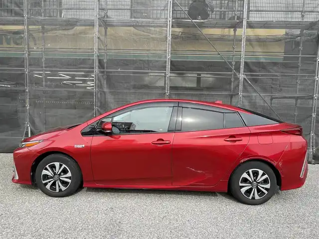 トヨタ プリウス ＰＨＶ A 千葉県 2017(平29)年 2.3万km エモーショナルレッド 純正11.6型縦型ナビ、フルセグTV/バックカメラ/トヨタセーフティセンス/純正LEDヘッドライト&LEDフォグ/純正15インチアルミホイール/ウィンカードアミラー/ステアリングヒーター/アダプティブクルーズコントロール/ブラインドスポットモニター/前席シートヒーター/オートライト/横滑り防止機能/ビルトインETC/充電器ケーブル付き/新車整備手帳/取扱説明書/スペアキー