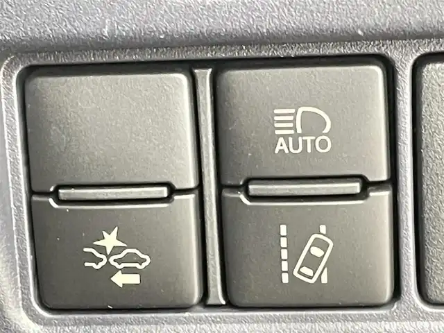 トヨタ ヴォクシー ハイブリッド ZS 煌Ⅱ 千葉県 2016(平28)年 6.5万km ホワイトパールクリスタルシャイン 禁煙車/純正9インチメモリナビ/　CD/DVD/BT/フルセグTV/両側パワースライドドア/トヨタセーフティセンス/・プリクラッシュセーフティ/・レーンディパーチャーアラート/・オートマチックハイビーム/・先行車発進お知らせ機能/バックカメラ/ETC/スマートキー&プッシュスタート/ステアリングスイッチ/革巻きステアリング/LEDヘッドライト/純正16インチアルミホイール