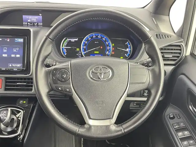 トヨタ ヴォクシー ハイブリッド ZS 煌Ⅱ 千葉県 2016(平28)年 6.5万km ホワイトパールクリスタルシャイン 禁煙車/純正9インチメモリナビ/　CD/DVD/BT/フルセグTV/両側パワースライドドア/トヨタセーフティセンス/・プリクラッシュセーフティ/・レーンディパーチャーアラート/・オートマチックハイビーム/・先行車発進お知らせ機能/バックカメラ/ETC/スマートキー&プッシュスタート/ステアリングスイッチ/革巻きステアリング/LEDヘッドライト/純正16インチアルミホイール