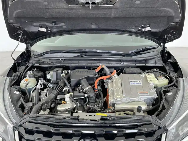 日産 キックス X 大分県 2021(令3)年 4.3万km ピュアブラック プロパイロット/純正SDナビ/（フルセグ/CD/DVD/Bluetooth）/アラウンドビューモニター/デジタルインナーミラー/前方ドライブレコーダー/ビルトインETC/オートブレーキホールド/電動パーキングブレーキ/ステアリングスイッチ/電動格納ミラー/純正アルミホイール