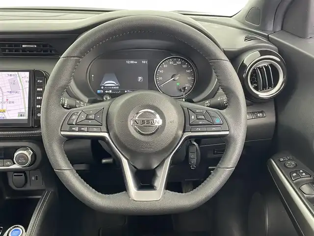 日産 キックス X 大分県 2021(令3)年 4.3万km ピュアブラック プロパイロット/純正SDナビ/（フルセグ/CD/DVD/Bluetooth）/アラウンドビューモニター/デジタルインナーミラー/前方ドライブレコーダー/ビルトインETC/オートブレーキホールド/電動パーキングブレーキ/ステアリングスイッチ/電動格納ミラー/純正アルミホイール