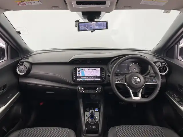 日産 キックス X 大分県 2021(令3)年 4.3万km ピュアブラック プロパイロット/純正SDナビ/（フルセグ/CD/DVD/Bluetooth）/アラウンドビューモニター/デジタルインナーミラー/前方ドライブレコーダー/ビルトインETC/オートブレーキホールド/電動パーキングブレーキ/ステアリングスイッチ/電動格納ミラー/純正アルミホイール
