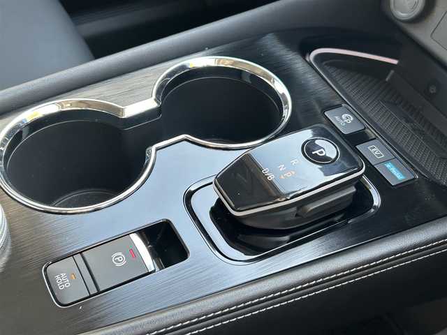 日産 エクストレイル G e－4ORCE 東京都 2022(令4)年 1.6万km ダイヤモンドブラック パノラミックガラスルーフ/BOSEプレミアムサウンドシステム/純正12.3インチディスプレイオーディオナビ/AM・FM/フルセグTV/Bluetooth/ＵＳＢ/　/AppleCarPlay/AndroidAuto//アラウンドビューモニター/ETC2.0/プロパイロット/インテリジェントルームミラー/インテリジェントクルーズコントロール（ハンドル支援）/インテリジェントエマージェンシーブレーキ/踏み間違い衝突防止アシスト/前方衝突予測警報/ふらつき警報/車線逸脱防止支援システム/ヘッドアップディスプレイ/ブラインドスポットモニター/ハンズフリーパワーバックドア/シルバールーフレール/プッシュスタート/革巻きステアリングホイール/純正前後ドライブレコーダー/パーキングアシスト/合皮シート（運転席シートメモリー）/パワーシート/シートヒーター/純正ドライブレコーダー/LEDヘッドライト/LEDフォグランプ/シーケンシャルターンランプ/置くだけ充電/革巻きステアリングホイール/ステアリングヒーター/電動オート格納ミラー/リバース連動機能ミラー/保証書/取扱説明書/スペアキー