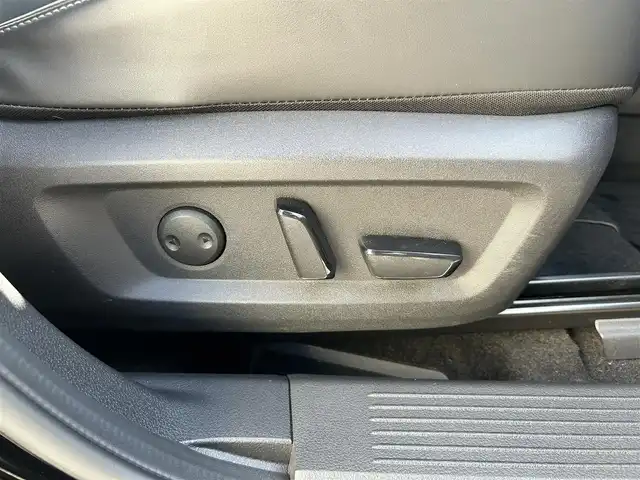 日産 エクストレイル G e－4ORCE 東京都 2022(令4)年 1.6万km ダイヤモンドブラック パノラミックガラスルーフ/BOSEプレミアムサウンドシステム/純正12.3インチディスプレイオーディオナビ/AM・FM/フルセグTV/Bluetooth/ＵＳＢ/　/AppleCarPlay/AndroidAuto//アラウンドビューモニター/ETC2.0/プロパイロット/インテリジェントルームミラー/インテリジェントクルーズコントロール（ハンドル支援）/インテリジェントエマージェンシーブレーキ/踏み間違い衝突防止アシスト/前方衝突予測警報/ふらつき警報/車線逸脱防止支援システム/ヘッドアップディスプレイ/ブラインドスポットモニター/ハンズフリーパワーバックドア/シルバールーフレール/プッシュスタート/革巻きステアリングホイール/純正前後ドライブレコーダー/パーキングアシスト/合皮シート（運転席シートメモリー）/パワーシート/シートヒーター/純正ドライブレコーダー/LEDヘッドライト/LEDフォグランプ/シーケンシャルターンランプ/置くだけ充電/革巻きステアリングホイール/ステアリングヒーター/電動オート格納ミラー/リバース連動機能ミラー/保証書/取扱説明書/スペアキー