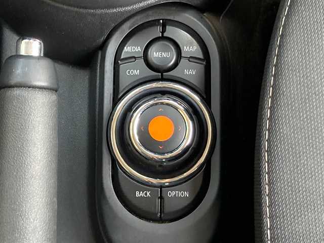 ＭＩＮＩ ミニ クーパー D 鹿児島県 2020(令2)年 3.4万km ソラリスオレンジ 登録時34088km/ワンオーナー/ディーゼルターボ/インテリジェントセーフティ/純正メーカーナビ/　・バックカメラ/　・Bluetooth接続/　・USB端子/前後ドライブレコーダー/ETC/LEDライト/LEDフォグ/革巻きステアリング/スマートキー×2/純正16インチAW/クリアランスソナー/アイドリングストップ/電動格納ミラー/保証書/取扱説明書