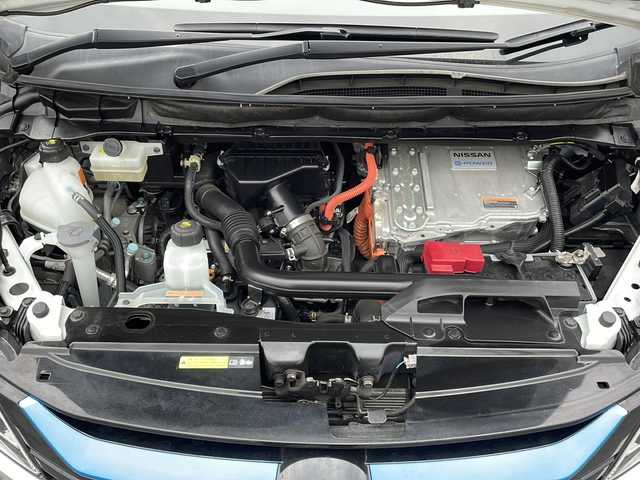 日産 セレナ e－パワー ハイウェイスター V 山口県 2019(平31)年 6.2万km ブリリアントホワイトパール 2トーン 純正SDナビ/フルセグTV/Bluetooth接続/後席用モニター/ワンオーナー/ビルトインETC/ドライブレコーダー/クルーズコントロール追従走行有り/アラウンドビューモニター/シートヒーター/両側パワースライドドア/カーテンエアバック/ウォークスルー/プロパイロット