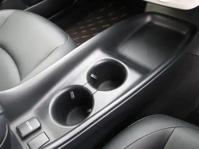 トヨタ プリウス S ツーリングセレクション 千葉県 2016(平28)年 5.5万km グレーメタリック 純正9型SDナビ、フルセグTV/バックカメラ/ステアリングリモコン/純正オーディオ【DVD/CD/BT/SD/MSV】/LEDヘッドライト/フォグランプ/レザーシート(黒色)/前席シートヒーター/衝突軽減装置/横滑り防止装置/純正ビルドインETC/純正ドアバイザー/スペアキー/新車時保証書/取扱説明書