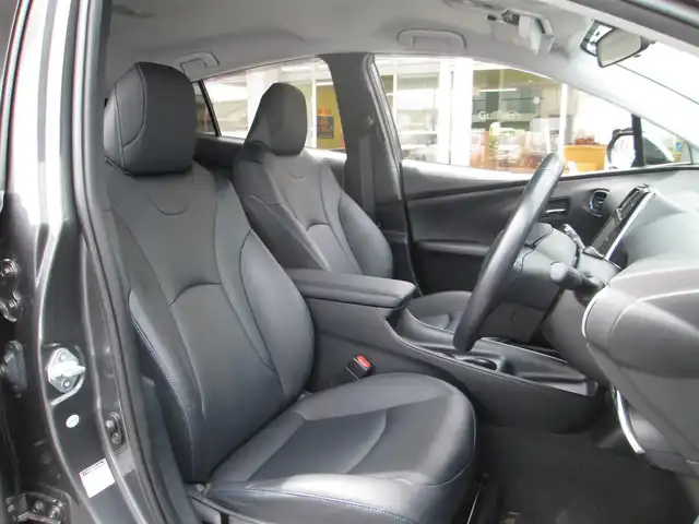 トヨタ プリウス S ツーリングセレクション 千葉県 2016(平28)年 5.5万km グレーメタリック 純正9型SDナビ、フルセグTV/バックカメラ/ステアリングリモコン/純正オーディオ【DVD/CD/BT/SD/MSV】/LEDヘッドライト/フォグランプ/レザーシート(黒色)/前席シートヒーター/衝突軽減装置/横滑り防止装置/純正ビルドインETC/純正ドアバイザー/スペアキー/新車時保証書/取扱説明書