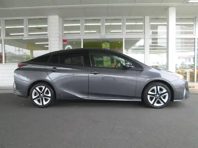 トヨタ プリウス S ツーリングセレクション 千葉県 2016(平28)年 5.5万km グレーメタリック 純正9型SDナビ、フルセグTV/バックカメラ/ステアリングリモコン/純正オーディオ【DVD/CD/BT/SD/MSV】/LEDヘッドライト/フォグランプ/レザーシート(黒色)/前席シートヒーター/衝突軽減装置/横滑り防止装置/純正ビルドインETC/純正ドアバイザー/スペアキー/新車時保証書/取扱説明書