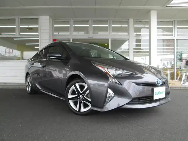 トヨタ プリウス S ツーリングセレクション 千葉県 2016(平28)年 5.5万km グレーメタリック 純正9型SDナビ、フルセグTV/バックカメラ/ステアリングリモコン/純正オーディオ【DVD/CD/BT/SD/MSV】/LEDヘッドライト/フォグランプ/レザーシート(黒色)/前席シートヒーター/衝突軽減装置/横滑り防止装置/純正ビルドインETC/純正ドアバイザー/スペアキー/新車時保証書/取扱説明書