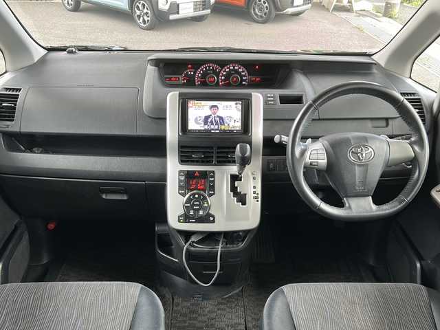 トヨタ ヴォクシー ZS 東京都 2010(平22)年 6.9万km ブラック ワンオーナー/純正ナビ【Bluetooth接続可、USB接続可、CD、DVD、フルセグTV、iPod】/バックカメラ/ドライブレコーダー前後/片側パワースライドドア/ビルトインETC/パドルシフト/純正フロアマット/チップアップシート/ウォークスルー/社外17インチアルミホイール/MTモード付AT/WAC/ABS/盗難防止装置/Wエアバッグ/スマートキー/スペアキー1本/プッシュスタート/保証書、取扱説明書