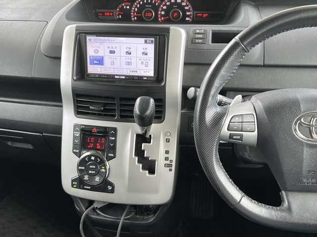 トヨタ ヴォクシー ZS 東京都 2010(平22)年 6.9万km ブラック ワンオーナー/純正ナビ【Bluetooth接続可、USB接続可、CD、DVD、フルセグTV、iPod】/バックカメラ/ドライブレコーダー前後/片側パワースライドドア/ビルトインETC/パドルシフト/純正フロアマット/チップアップシート/ウォークスルー/社外17インチアルミホイール/MTモード付AT/WAC/ABS/盗難防止装置/Wエアバッグ/スマートキー/スペアキー1本/プッシュスタート/保証書、取扱説明書