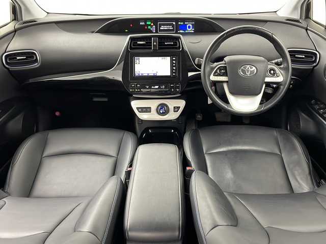 トヨタ プリウス A ツーリングセレクション 道央・札幌 2018(平30)年 11.2万km アティチュードブラックマイカ ・４WD/・寒冷地仕様/・純正ナビ（CD/DVD/BT/フルセグTV）/・バックカメラ/・レザーシート/・シートヒーター（前席）/・ミラーヒーター/・プリクラッシュセーフィティ/・レーンディパーチャーアラート/・ブラインドスポットモニター/・ふらつき検知機能/・横滑り防止/・クリアランスソナー/・ヘッドアップディスプレイ/・クルーズコントロール/・ビルトインETC/・ヒッチメンバー/・純正エンジンスターター/・フロントワイパーデアイサー/・LEDヘッドライト、フォグランプ/・スマートキー/・プッシュスタート/・保証書/・取扱説明書