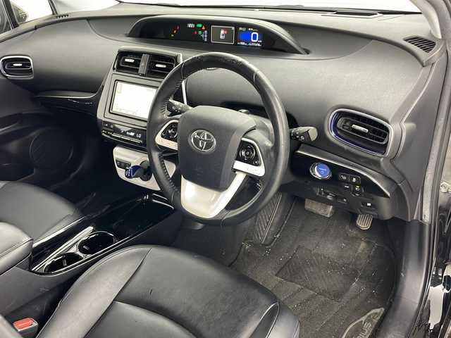 トヨタ プリウス A ツーリングセレクション 道央・札幌 2018(平30)年 11.2万km アティチュードブラックマイカ ・４WD/・寒冷地仕様/・純正ナビ（CD/DVD/BT/フルセグTV）/・バックカメラ/・レザーシート/・シートヒーター（前席）/・ミラーヒーター/・プリクラッシュセーフィティ/・レーンディパーチャーアラート/・ブラインドスポットモニター/・ふらつき検知機能/・横滑り防止/・クリアランスソナー/・ヘッドアップディスプレイ/・クルーズコントロール/・ビルトインETC/・ヒッチメンバー/・純正エンジンスターター/・フロントワイパーデアイサー/・LEDヘッドライト、フォグランプ/・スマートキー/・プッシュスタート/・保証書/・取扱説明書