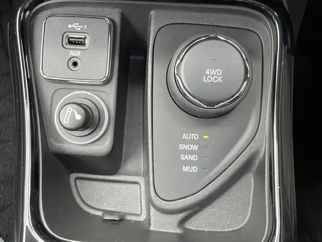クライスラー・ジープ ジープ コンパス リミテッド 福岡県 2020(令2)年 2.2万km 白 アダプティブクルーズコントロール/ブラインドスポットモニター/レーンキープアシスト/純正ナビ/Applecarplay/androidauto/フルセグTV/Bluetooth/バックカメラ/beats/黒革シート/前席シートヒーター/パワーバックドア/オートライト/前後ドライブレコーダー/純正18インチアルミホイール/ETC2.0/取扱説明書/保証書/スペアキー×1