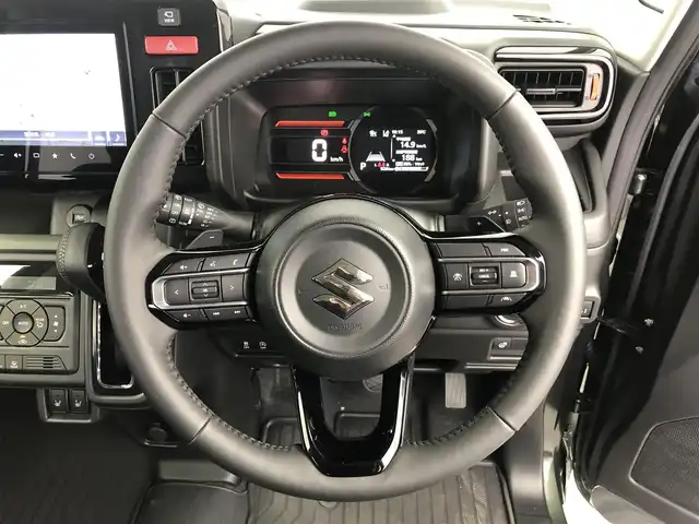 スズキ スペーシア ギア HYBRID XZターボ 愛知県 2024(令6)年 0.1万km クールカーキパールメタリック/ガンメタリック2トーン スズキセーフティサポート/　　・デュアルセンサーブレーキサポートII/　　・パーキングセンサー/　　・車線維持支援機能/　　・ふらつき警報機能/　　・アダプティブクルーズコントロール/　　・ヘッドアップディスプレイ/　　・ハイビームアシスト/メーカーオプション9インチ/　　・BT/フルセグ/全方位モニター/革巻きステアリング/パドルシフト/ステアリングヒーター/シートヒーター（前席）/純正トレーマット/両側パワースライドドア/ルーフレール/純正LEDヘッドライト/フォグランプ/純正14インチアルミホイール/取扱説明書/保証書/スペアキー