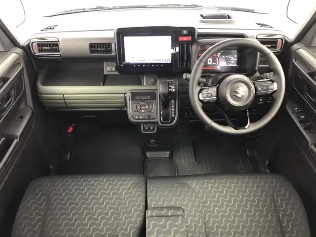 スズキ スペーシア ギア HYBRID XZターボ 愛知県 2024(令6)年 0.1万km クールカーキパールメタリック/ガンメタリック2トーン スズキセーフティサポート/　　・デュアルセンサーブレーキサポートII/　　・パーキングセンサー/　　・車線維持支援機能/　　・ふらつき警報機能/　　・アダプティブクルーズコントロール/　　・ヘッドアップディスプレイ/　　・ハイビームアシスト/メーカーオプション9インチ/　　・BT/フルセグ/全方位モニター/革巻きステアリング/パドルシフト/ステアリングヒーター/シートヒーター（前席）/純正トレーマット/両側パワースライドドア/ルーフレール/純正LEDヘッドライト/フォグランプ/純正14インチアルミホイール/取扱説明書/保証書/スペアキー