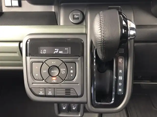 スズキ スペーシア ギア HYBRID XZターボ 愛知県 2024(令6)年 0.1万km クールカーキパールメタリック/ガンメタリック2トーン スズキセーフティサポート/　　・デュアルセンサーブレーキサポートII/　　・パーキングセンサー/　　・車線維持支援機能/　　・ふらつき警報機能/　　・アダプティブクルーズコントロール/　　・ヘッドアップディスプレイ/　　・ハイビームアシスト/メーカーオプション9インチ/　　・BT/フルセグ/全方位モニター/革巻きステアリング/パドルシフト/ステアリングヒーター/シートヒーター（前席）/純正トレーマット/両側パワースライドドア/ルーフレール/純正LEDヘッドライト/フォグランプ/純正14インチアルミホイール/取扱説明書/保証書/スペアキー
