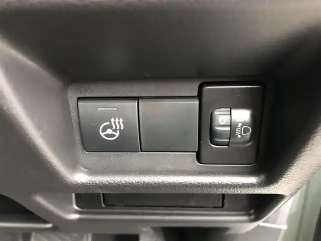 スズキ スペーシア ギア HYBRID XZターボ 愛知県 2024(令6)年 0.1万km クールカーキパールメタリック/ガンメタリック2トーン スズキセーフティサポート/　　・デュアルセンサーブレーキサポートII/　　・パーキングセンサー/　　・車線維持支援機能/　　・ふらつき警報機能/　　・アダプティブクルーズコントロール/　　・ヘッドアップディスプレイ/　　・ハイビームアシスト/メーカーオプション9インチ/　　・BT/フルセグ/全方位モニター/革巻きステアリング/パドルシフト/ステアリングヒーター/シートヒーター（前席）/純正トレーマット/両側パワースライドドア/ルーフレール/純正LEDヘッドライト/フォグランプ/純正14インチアルミホイール/取扱説明書/保証書/スペアキー