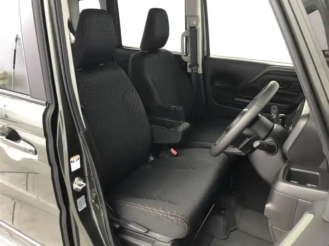スズキ スペーシア ギア HYBRID XZターボ 愛知県 2024(令6)年 0.1万km クールカーキパールメタリック/ガンメタリック2トーン スズキセーフティサポート/　　・デュアルセンサーブレーキサポートII/　　・パーキングセンサー/　　・車線維持支援機能/　　・ふらつき警報機能/　　・アダプティブクルーズコントロール/　　・ヘッドアップディスプレイ/　　・ハイビームアシスト/メーカーオプション9インチ/　　・BT/フルセグ/全方位モニター/革巻きステアリング/パドルシフト/ステアリングヒーター/シートヒーター（前席）/純正トレーマット/両側パワースライドドア/ルーフレール/純正LEDヘッドライト/フォグランプ/純正14インチアルミホイール/取扱説明書/保証書/スペアキー
