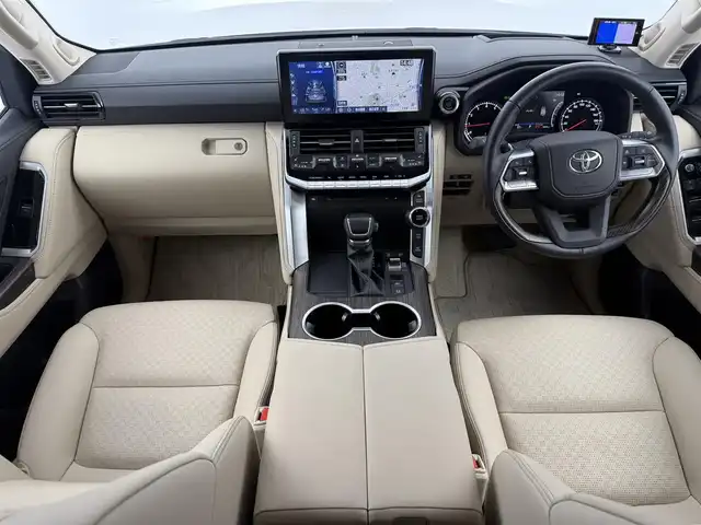 トヨタ ランドクルーザー ZX 愛知県 2024(令6)年 0.8万km プレシャスホワイトパール モデリスタエアロ（フロント、リア、フェンダーガーニッシュ）/12.3型JBL（ナビ、フルセグ、CD、DVD、Bluetooth、AppleCarplay）/サンルーフ/11.6型リアエンターテイメントシステム/BSM/クールBOX/ルーフレール/全方位カメラ/ベージュ本革シート/TZ前後ドラレコ（ZT-D201）/TZレーダー（TZ-R203L）/社外セキュリティ/100V電源/ETC2.0/ACC/電動格納サードシート/シートヒーター、エアシート/ハンドルヒーター/パワーシート（D+N)/パワーバックドア/衝突軽減ブレーキ/レーンキープアシスト/オートハイビーム/オートライト/LEDヘッドライト/純正20インチAW/純正フロアマット/フォグライト/USB/スマートキー/三点エアバック/ISOFIX/横滑り防止装置