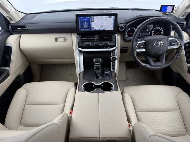 トヨタ ランドクルーザー ZX 愛知県 2024(令6)年 0.8万km プレシャスホワイトパール モデリスタエアロ（フロント、リア、フェンダーガーニッシュ）/12.3型JBL（ナビ、フルセグ、CD、DVD、Bluetooth、AppleCarplay）/サンルーフ/11.6型リアエンターテイメントシステム/BSM/クールBOX/ルーフレール/全方位カメラ/ベージュ本革シート/TZ前後ドラレコ（ZT-D201）/TZレーダー（TZ-R203L）/社外セキュリティ/100V電源/ETC2.0/ACC/電動格納サードシート/シートヒーター、エアシート/ハンドルヒーター/パワーシート（D+N)/パワーバックドア/衝突軽減ブレーキ/レーンキープアシスト/オートハイビーム/オートライト/LEDヘッドライト/純正20インチAW/純正フロアマット/フォグライト/USB/スマートキー/三点エアバック/ISOFIX/横滑り防止装置