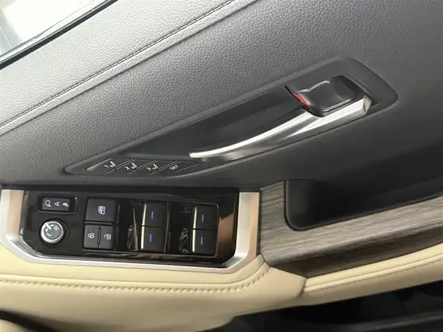 トヨタ ランドクルーザー ZX 愛知県 2024(令6)年 0.8万km プレシャスホワイトパール モデリスタエアロ（フロント、リア、フェンダーガーニッシュ）/12.3型JBL（ナビ、フルセグ、CD、DVD、Bluetooth、AppleCarplay）/サンルーフ/11.6型リアエンターテイメントシステム/BSM/クールBOX/ルーフレール/全方位カメラ/ベージュ本革シート/TZ前後ドラレコ（ZT-D201）/TZレーダー（TZ-R203L）/社外セキュリティ/100V電源/ETC2.0/ACC/電動格納サードシート/シートヒーター、エアシート/ハンドルヒーター/パワーシート（D+N)/パワーバックドア/衝突軽減ブレーキ/レーンキープアシスト/オートハイビーム/オートライト/LEDヘッドライト/純正20インチAW/純正フロアマット/フォグライト/USB/スマートキー/三点エアバック/ISOFIX/横滑り防止装置