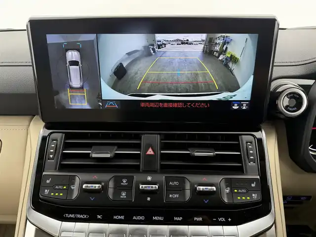 トヨタ ランドクルーザー ZX 愛知県 2024(令6)年 0.8万km プレシャスホワイトパール モデリスタエアロ（フロント、リア、フェンダーガーニッシュ）/12.3型JBL（ナビ、フルセグ、CD、DVD、Bluetooth、AppleCarplay）/サンルーフ/11.6型リアエンターテイメントシステム/BSM/クールBOX/ルーフレール/全方位カメラ/ベージュ本革シート/TZ前後ドラレコ（ZT-D201）/TZレーダー（TZ-R203L）/社外セキュリティ/100V電源/ETC2.0/ACC/電動格納サードシート/シートヒーター、エアシート/ハンドルヒーター/パワーシート（D+N)/パワーバックドア/衝突軽減ブレーキ/レーンキープアシスト/オートハイビーム/オートライト/LEDヘッドライト/純正20インチAW/純正フロアマット/フォグライト/USB/スマートキー/三点エアバック/ISOFIX/横滑り防止装置