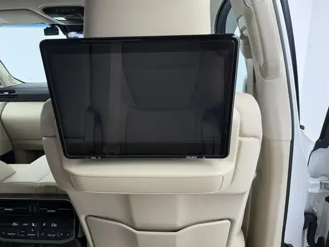 トヨタ ランドクルーザー ZX 愛知県 2024(令6)年 0.8万km プレシャスホワイトパール モデリスタエアロ（フロント、リア、フェンダーガーニッシュ）/12.3型JBL（ナビ、フルセグ、CD、DVD、Bluetooth、AppleCarplay）/サンルーフ/11.6型リアエンターテイメントシステム/BSM/クールBOX/ルーフレール/全方位カメラ/ベージュ本革シート/TZ前後ドラレコ（ZT-D201）/TZレーダー（TZ-R203L）/社外セキュリティ/100V電源/ETC2.0/ACC/電動格納サードシート/シートヒーター、エアシート/ハンドルヒーター/パワーシート（D+N)/パワーバックドア/衝突軽減ブレーキ/レーンキープアシスト/オートハイビーム/オートライト/LEDヘッドライト/純正20インチAW/純正フロアマット/フォグライト/USB/スマートキー/三点エアバック/ISOFIX/横滑り防止装置