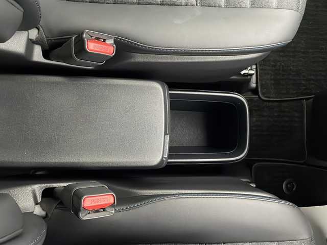 トヨタ ヴォクシー S－Z 宮崎県 2022(令4)年 3.7万km ホワイトパールクリスタルシャイン Toyota Safety Sense/〇プリクラシュセーフティ/〇レーンディパーチャーアラート/〇プロアクティブドライビングアシスト/〇パーキングサポートブレーキ/〇ロードサインアシスト/〇オートマチックハイビーム/〇レーダークルーズコントロール/〇クリアランスソナー/〇発進遅れ告知/純正10.5インチナビ/フルセグTV/CD/DVD/Bluetooth/バックカメラ/純正14インチ後席ディスプレイ（V14T-R72R）/両側パワースライドドア/ハーフレザーシート/シートヒーター/LEDヘッドライト/ビルトインETC2.0/純正17インチAW/純正フロアマット/保証書/取扱説明書