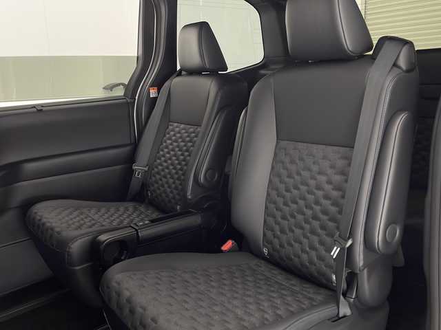 トヨタ ヴォクシー S－Z 宮崎県 2022(令4)年 3.7万km ホワイトパールクリスタルシャイン Toyota Safety Sense/〇プリクラシュセーフティ/〇レーンディパーチャーアラート/〇プロアクティブドライビングアシスト/〇パーキングサポートブレーキ/〇ロードサインアシスト/〇オートマチックハイビーム/〇レーダークルーズコントロール/〇クリアランスソナー/〇発進遅れ告知/純正10.5インチナビ/フルセグTV/CD/DVD/Bluetooth/バックカメラ/純正14インチ後席ディスプレイ（V14T-R72R）/両側パワースライドドア/ハーフレザーシート/シートヒーター/LEDヘッドライト/ビルトインETC2.0/純正17インチAW/純正フロアマット/保証書/取扱説明書