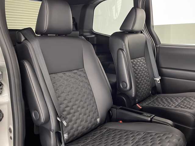 トヨタ ヴォクシー S－Z 宮崎県 2022(令4)年 3.7万km ホワイトパールクリスタルシャイン Toyota Safety Sense/〇プリクラシュセーフティ/〇レーンディパーチャーアラート/〇プロアクティブドライビングアシスト/〇パーキングサポートブレーキ/〇ロードサインアシスト/〇オートマチックハイビーム/〇レーダークルーズコントロール/〇クリアランスソナー/〇発進遅れ告知/純正10.5インチナビ/フルセグTV/CD/DVD/Bluetooth/バックカメラ/純正14インチ後席ディスプレイ（V14T-R72R）/両側パワースライドドア/ハーフレザーシート/シートヒーター/LEDヘッドライト/ビルトインETC2.0/純正17インチAW/純正フロアマット/保証書/取扱説明書
