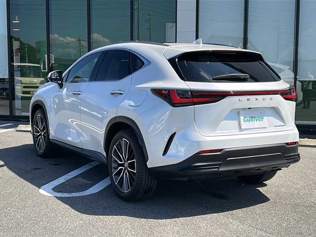 レクサス ＮＸ 350h 岐阜県 2023(令5)年 3万km ソニッククォーツ 登録時走行距離29723km/サンルーフ/デジタルインナーミラー/赤革シート/全方位カメラ/バックモニター/純正ディスプレイオーディオ/レクサスセーフティセンス/電動リアゲート/レーンキープアシスト/クリアランスソナー/レーダークルーズコントロール/パドルシフト/ステアリングヒーター/全席シートヒーター/エアシート/前席パワーシート/ヘッドアップディスプレイ/禁煙車/ワイヤレス充電/Bluetooth接続/USB入力端子/ルーフレール/LEDヘッドライト/LEDフォグランプ/オートライト/オートマチックハイビーム/純正アルミホイール/純正フロアマット/ラゲッジマット/AC100V/100W電源/ETC2.0/プッシュスタート/スマートキー/ワンオーナー/パワーウィンドウ/パワーステアリング